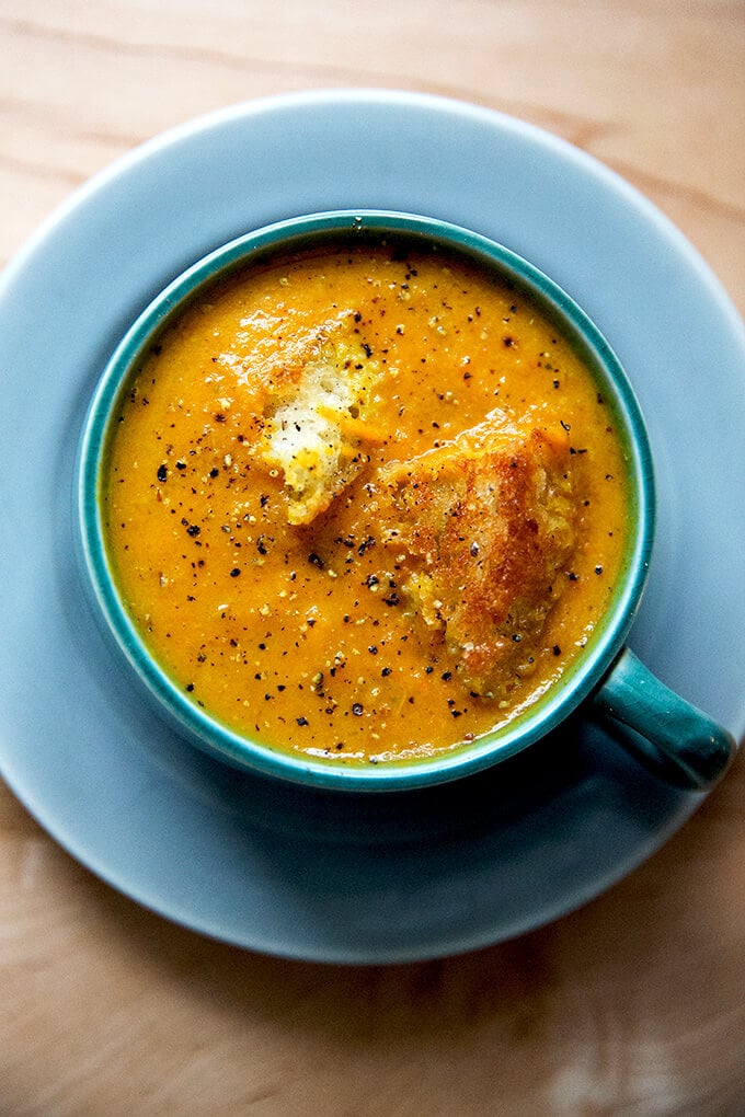 Easy Carrot Ginger Coconut Curry Soup: Sweet, Creamy & Flavorful